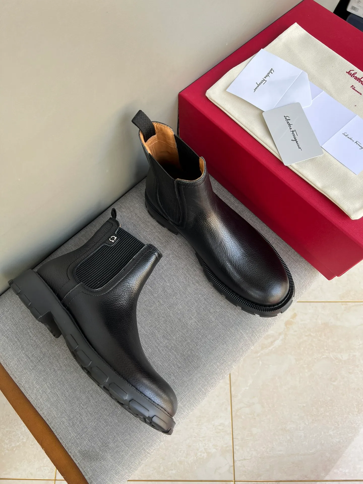 [Ferragamo] Top P: 1000💰 Number of yards: 39~44 (38.45 custom-made, non-refundable) Ferragamo winter series, original 1:1 development, casual men's short boots, original quality, exclusive new Ferragamo autumn and winter new high-top men's shoes, exquisite hand-stitching, workmanship details comparable to counters, imported calfskin upper, cowhide lining, original foam outsole.